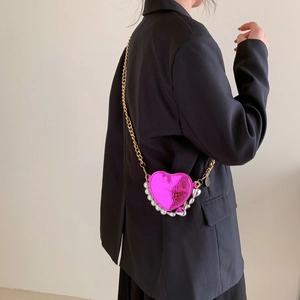 Mini sac bandoulière cœur en cuir verni rose avec perles et bandoulière chaîne