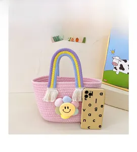 Mini sac à main rose tressé pour enfants avec pompons arc-en-ciel et breloque tournesol