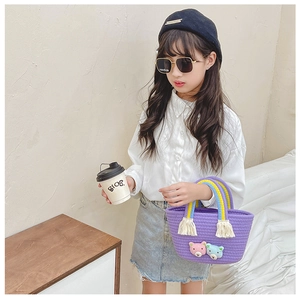 Détail du mini panier tressé violet avec poignées colorées et oursons mignons en décor