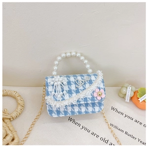 Detailansicht der blau-weißen Hahnentritt-Tasche mit Perlen Griff und Spitze