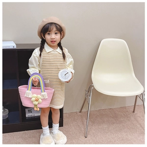 Détail d'un sac à main tissé pour enfant rose avec fleur jaune et anse arc-en-ciel
