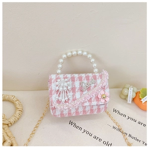 Detail der rosa Hahnentritt Mini-Tasche mit Perlengriff und Strass Love Schriftzug
