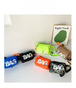 Detailansicht der Kinder-Umhängetaschen in Blau Schwarz Grün Orange Braun und Camouflage