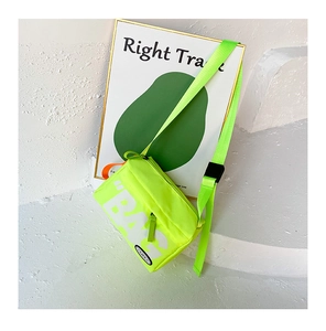 Detailansicht der neongrünen Mini-Umhängetasche mit weißem BAG-Aufdruck und Gurt