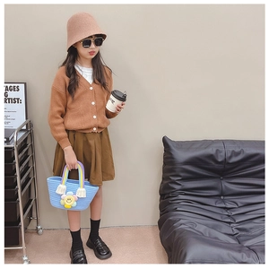 Détail du sac tressé bleu clair pour filles avec tournesol 3D et sangle arc-en-ciel