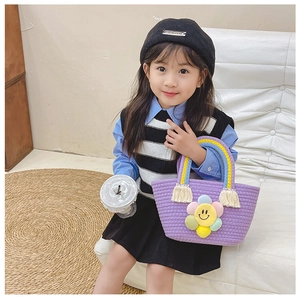 Détail du sac tissé violet pour enfant avec tournesol coloré et poignée arc-en-ciel