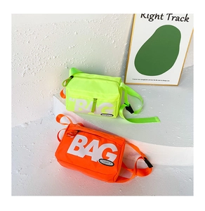 Detail von neongelben und orangen Nylon-Umhängetaschen mit kräftigem Bag-Schriftzug