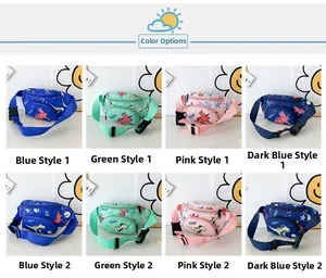 Dettaglio di marsupi per bambini in tela con dinosauri in blu rosa e verde