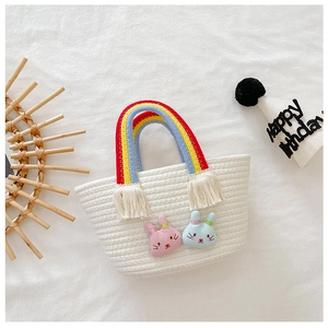 Détails du sac panier tressé pour enfants avec lapins et anses arc-en-ciel à pompons