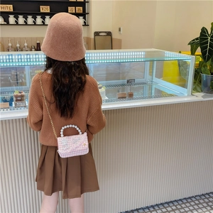 Rosa Tweed Minitasche für Mädchen mit Perlengriff und Love-Schriftzug getragen