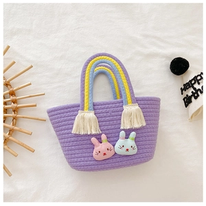 Détail de sac à main enfant tissé avec anses arc-en-ciel et patchs lapin mignons