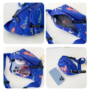 Dettaglio del marsupio in tela blu per bambini con motivo a dinosauro e tasche