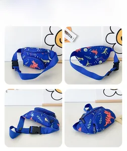 Dettaglio del marsupio per bambini in tela blu reale con stampa di dinosauro a cartone