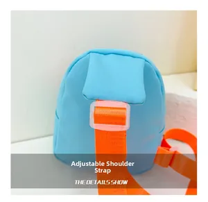 Détail du sac en toile bleu ciel avec bandoulière réglable en orange vif brillant