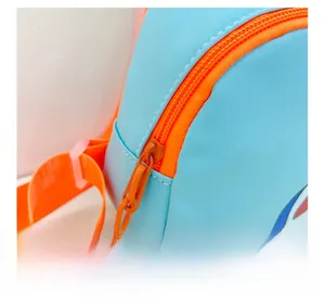 Gros plan sur la fermeture éclair orange et la toile bleue de ce sac de basket enfant