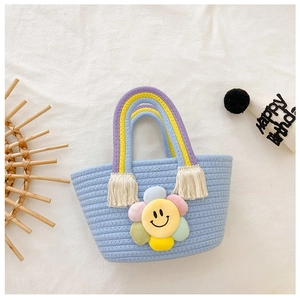 Détail du sac tressé bleu pour enfants avec tournesol souriant et poignées arc-en-ciel