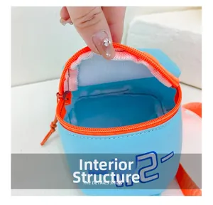 Détail montrant la structure interne et le compartiment principal spacieux du sac