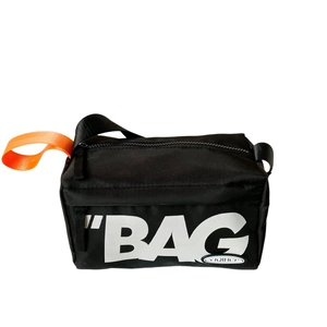 Schwarze Canvas-Umhängetasche für Kinder mit BAG-Schriftzug und orangefarbenen Griffen