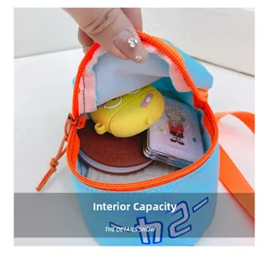Vue détaillée montrant la capacité intérieure du mini sac en toile bleu et orange