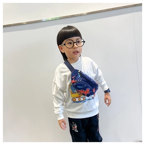 Marsupio in tela blu navy per bambini con stampa di dinosauro indossato da un modello