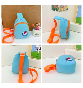 Détail d'un sac de poitrine pour enfants avec motif basket et bandoulière orange
