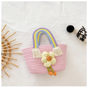 Détails du sac tissé rose pour enfant avec poignées arc-en-ciel et fleur en tissu