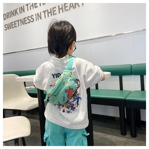 Marsupio bimbo verde menta con stampa dinosauro indossato da un bambino in stile casual