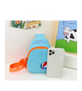 Détail du sac de poitrine enfant bleu et orange avec motif basket et référence de taille