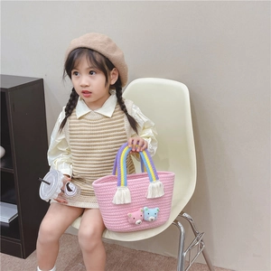 Mini sac tissé rose pour filles avec d'adorables oursons et des poignées arc-en-ciel