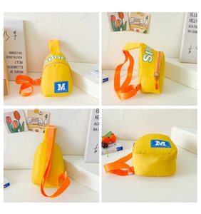 Detaillierte Ansichten der gelben Nylon-Kindertasche mit M-Logo und orangem Gurt