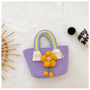 Détail du sac tressé violet pour filles avec fleur de soleil et anse arc-en-ciel