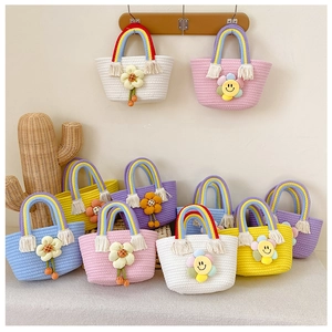 Détail du sac enfant en coton tissé avec anses arc-en-ciel et fleurs de tournesol en peluche