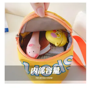 Detailansicht der gelben Kinder-Brusttasche mit Stauraum für Spielzeug und Hefte