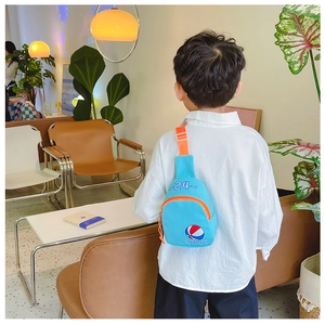 Détail du sac bandoulière bleu pour enfant avec logo basketball 24 en toile durable