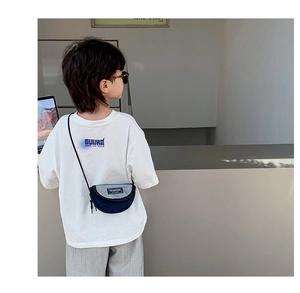 Vue arrière d'un enfant portant un sac besace demi-lune en toile bleu marine et gris