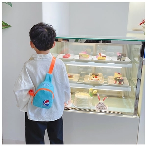 Sac de poitrine bleu pour enfant avec bretelles oranges et motif de basket-ball porté