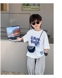 Tenue enfant avec T-shirt blanc, pantalon gris et sac demi-lune en toile bleue élégant