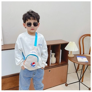Sacoche enfant en toile crème avec motif basketball et bandoulière bleue ajustable