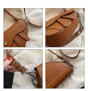 Vues détaillées du sac selle marron avec surpiqûres blanches et chaîne argentée