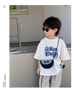 Détail d'un t-shirt enfant en coton blanc avec inscription artistique bleue GOKUA NOWDA