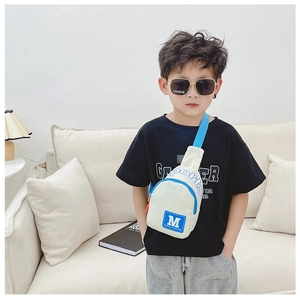 Kindermode Brusttasche aus cremeweißem Canvas mit blauem M-Buchstaben und Gurt