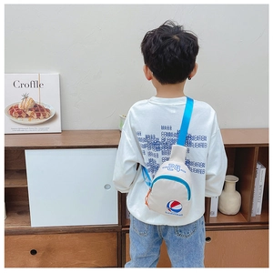 Vue de dos d'un enfant portant un sac de poitrine en toile beige avec motif de basketball