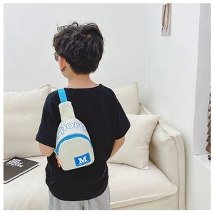 Detailansicht der weißen Kinder-Brusttasche mit blauem Sports-Druck und M-Webetikett