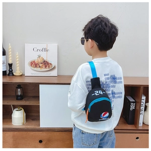 Vue arrière d'un enfant portant le sac de poitrine de sport en toile noir et bleu