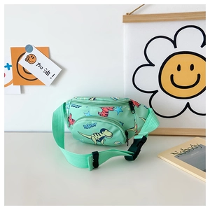 Dettaglio del marsupio per bambini verde menta con stampe di dinosauri e logo BAM frontale