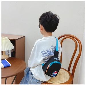 Vue de dos d'un enfant portant un sac bandoulière de basket noir et bleu en intérieur