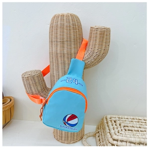 Détail du sac de poitrine bleu en toile pour enfant avec sangle orange et motif basket