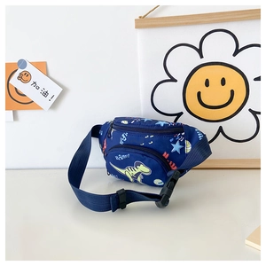 Dettaglio del marsupio per bambini con dinosauri e cinturino regolabile in tela