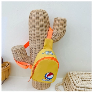 Détail du sac de poitrine enfant jaune en toile avec motif basketball et sangle orange