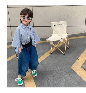 Détail d'un sac banane tendance et d'accessoires pour tenue d'enfant en toile de plein air